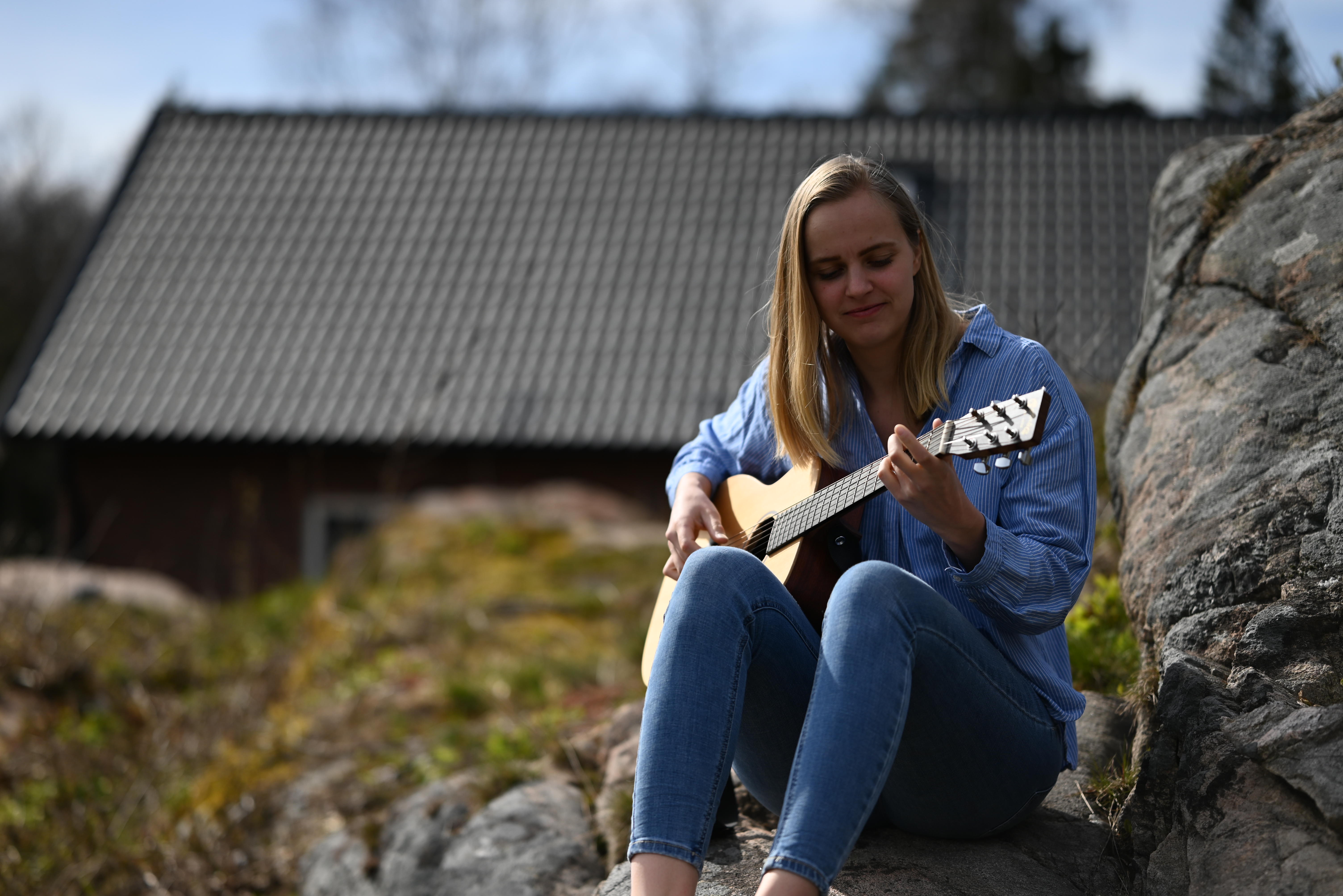 Porträtt av Elin Evelina i mjukt fönsterljus