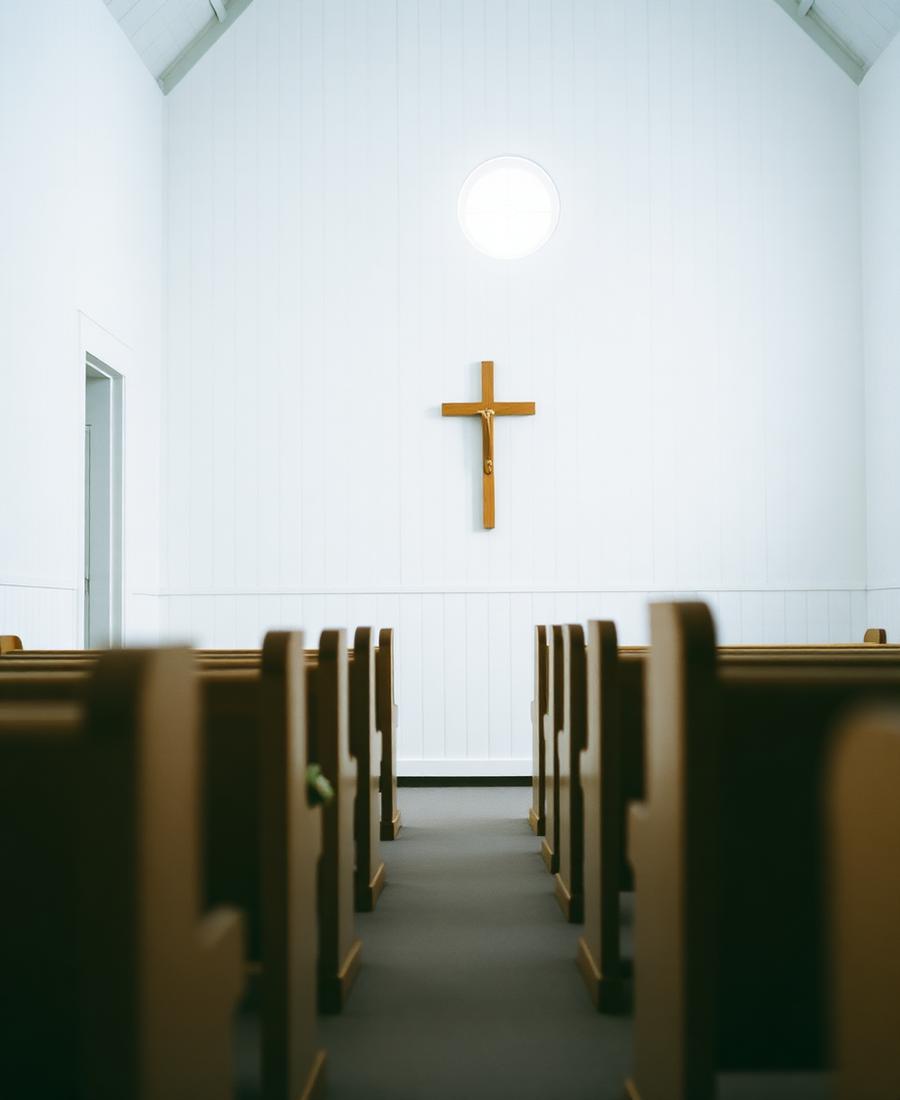 Ljus kyrkointeriör med träbänkar